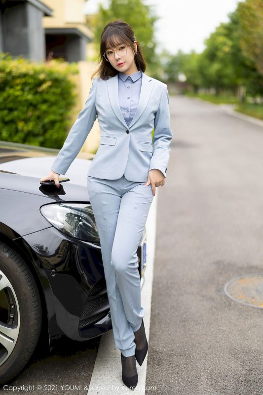 [尤蜜荟YouMi] Vol.722 王雨纯 - 职场OL+黑丝内衣成都旅拍-御萝部落