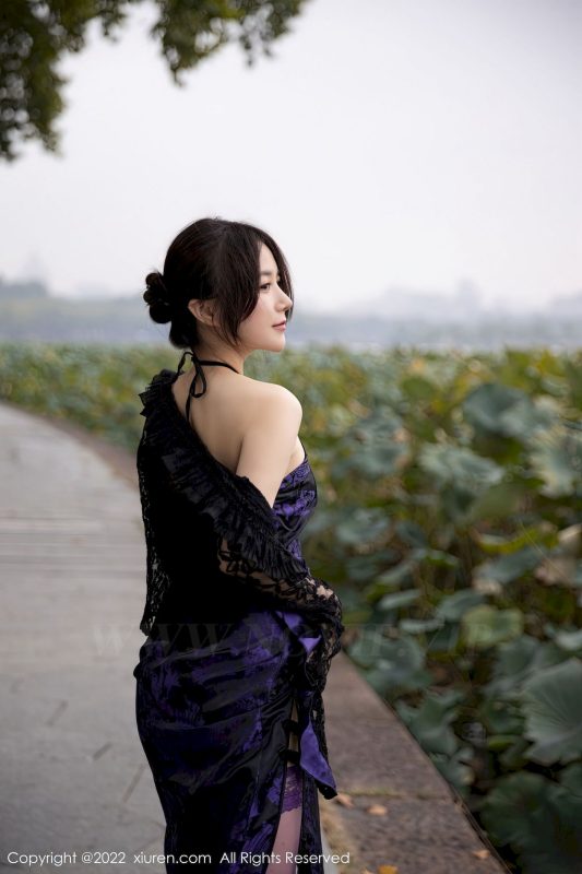 [秀人XiuRen] No.6074 模特鱼子酱Fish - 暗紫连衣裙+紫色丝袜迷人旅拍-御萝部落