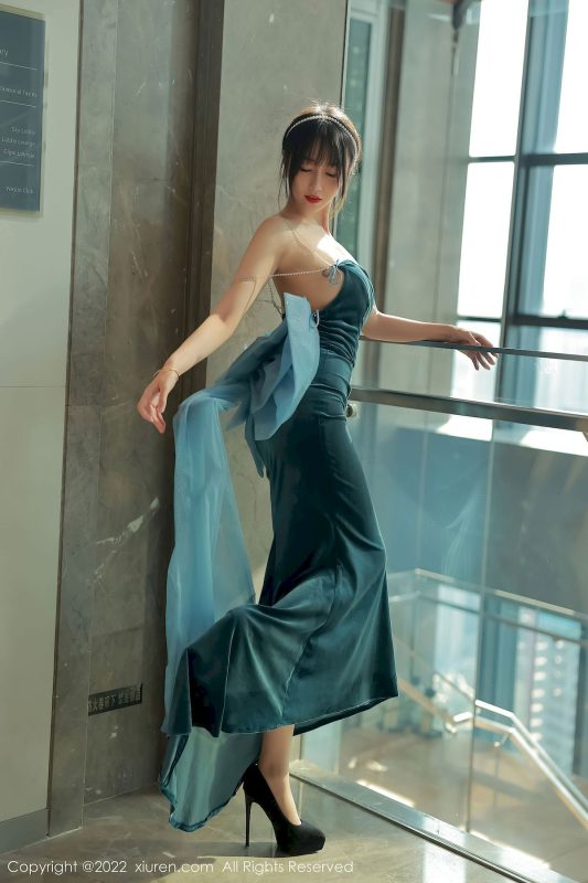 [秀人XiuRen] No.5493 玥儿玥er - 暗绿色吊带长礼裙+原色丝袜香格里拉旅拍-御萝部落