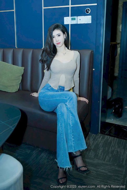 [XiuRen秀人网] No.7041 新人章芃芃 - 杏色上衣+简约牛仔裤性感写真-御萝部落