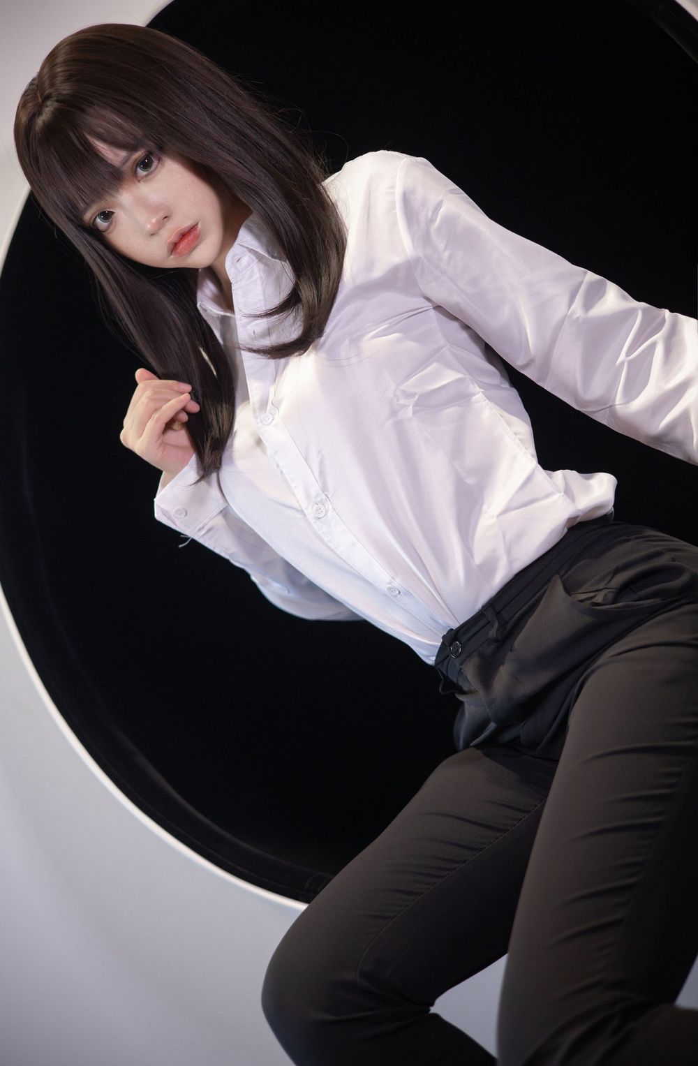 网络美女疯猫ss白衬衫丝袜美腿配长裤职场OL装扮性感写真-御萝部落