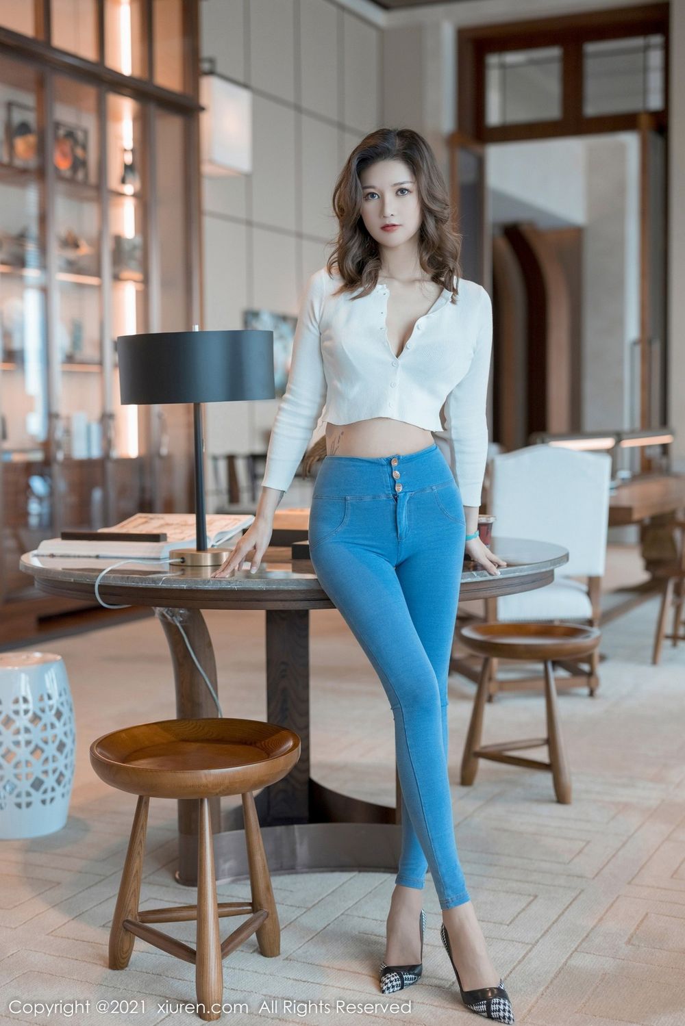 秀人网美女模特文芮jeninfer白色深V上衣紧身牛仔裤性感写真-御萝部落