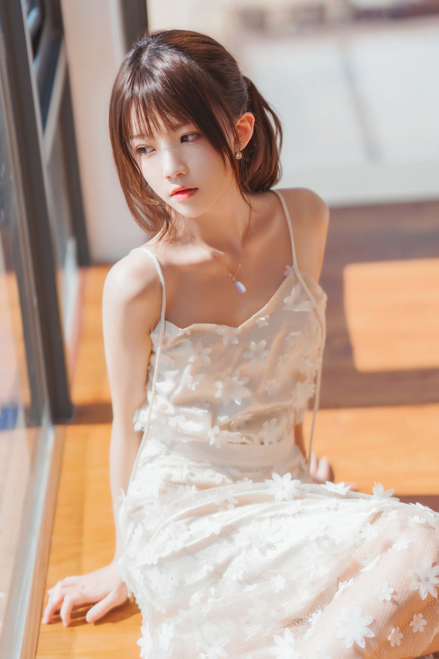 桜桃喵白色吊带长裙阳光系列户外写真