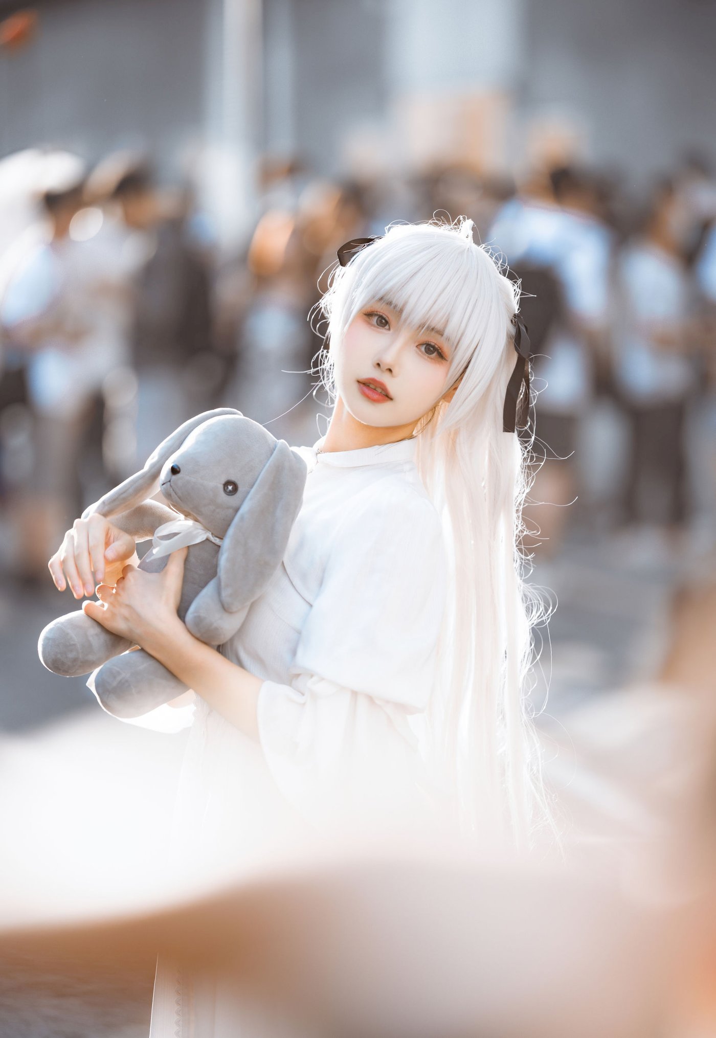 微博妹子Momoko葵葵白色服饰怀抱公仔小熊阳光街拍-御萝部落
