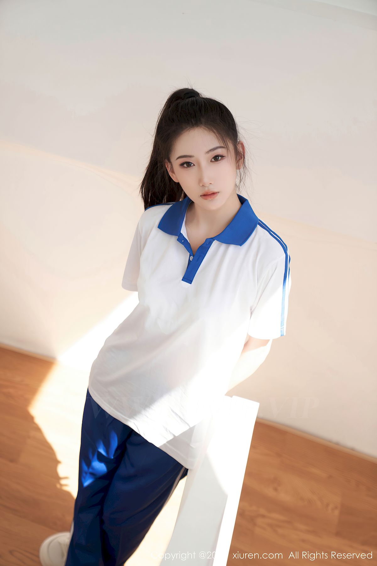 秀人网新人模特@沈青黛白色上衣蓝色长裤学妹装扮写真-御萝部落