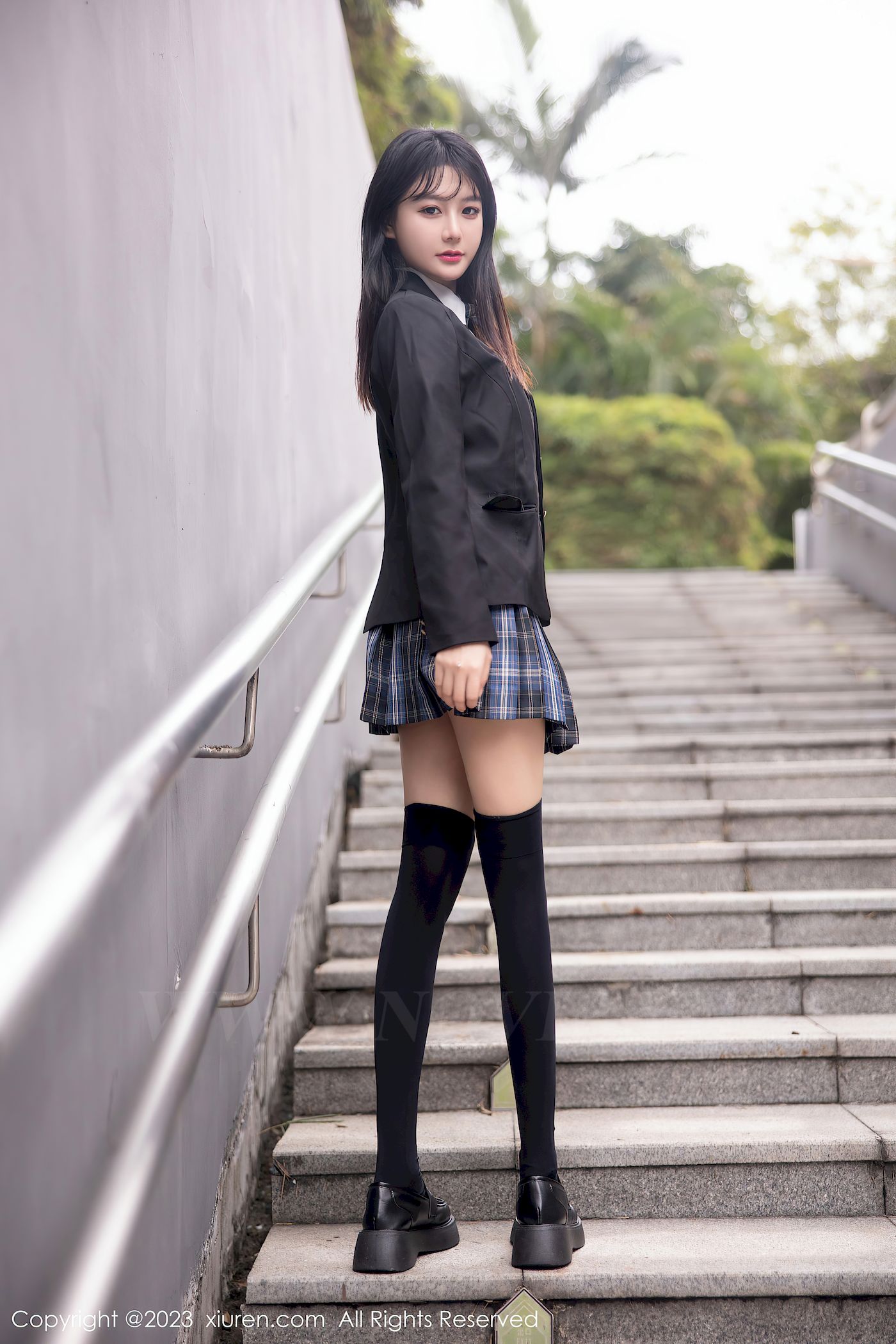 秀人网美女模特幼幼学妹制服格子裙搭配长筒袜性感写真-御萝部落
