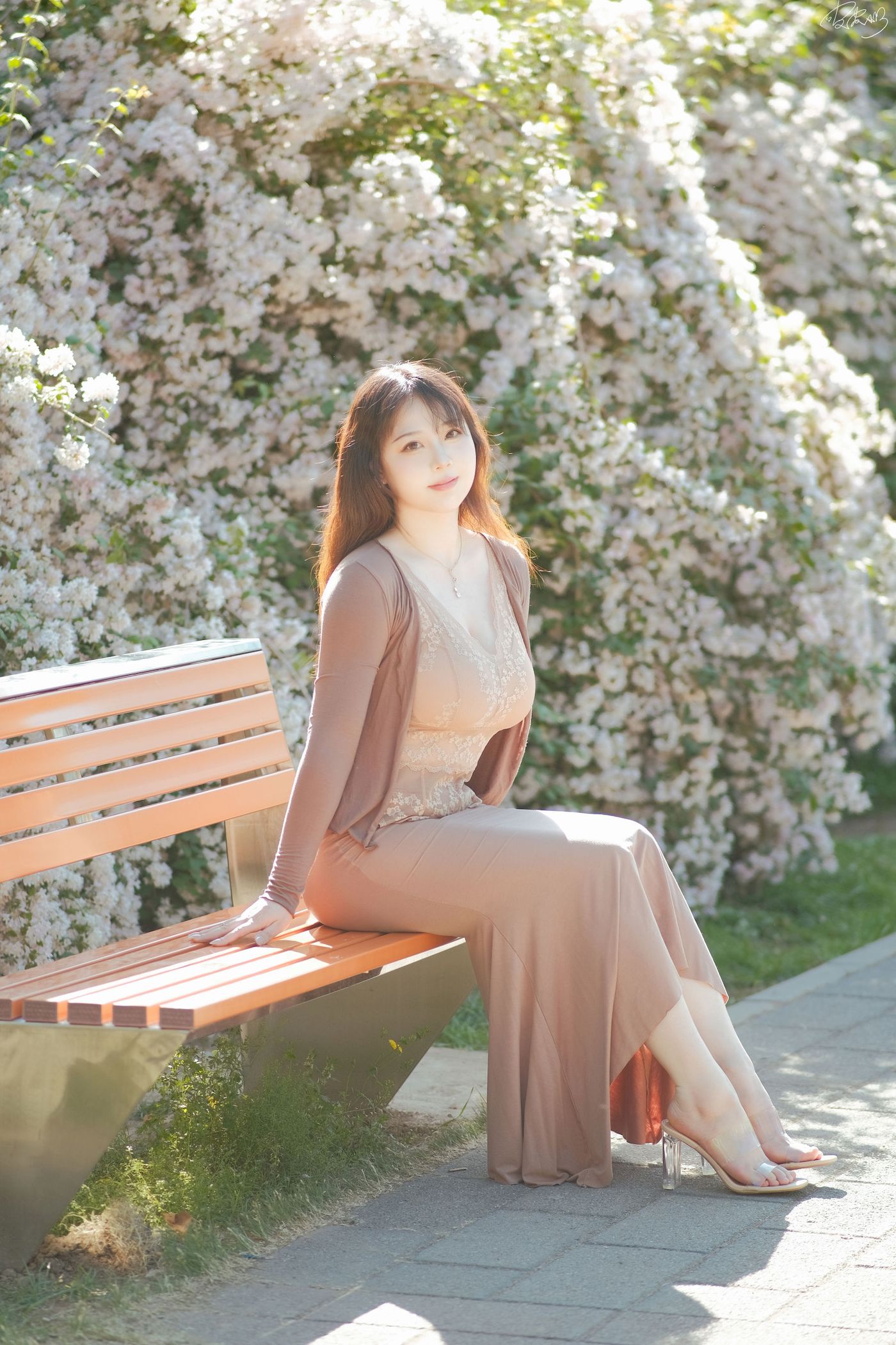 皮皮奶可可爱了啦公园长椅人妻户外写真